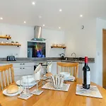 Holiday home The Burrow